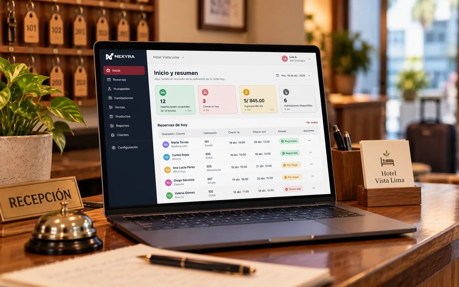 Sistema de hotel en una laptop sobre el mostrador de recepción